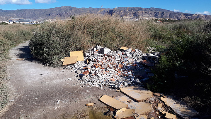 Escombros en la Ribera de la Algaida