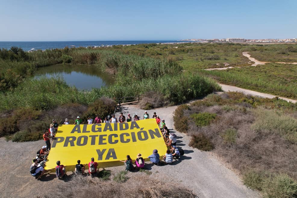 Pancarta desplegada en la Ribera de Algaida pidiendo su protección